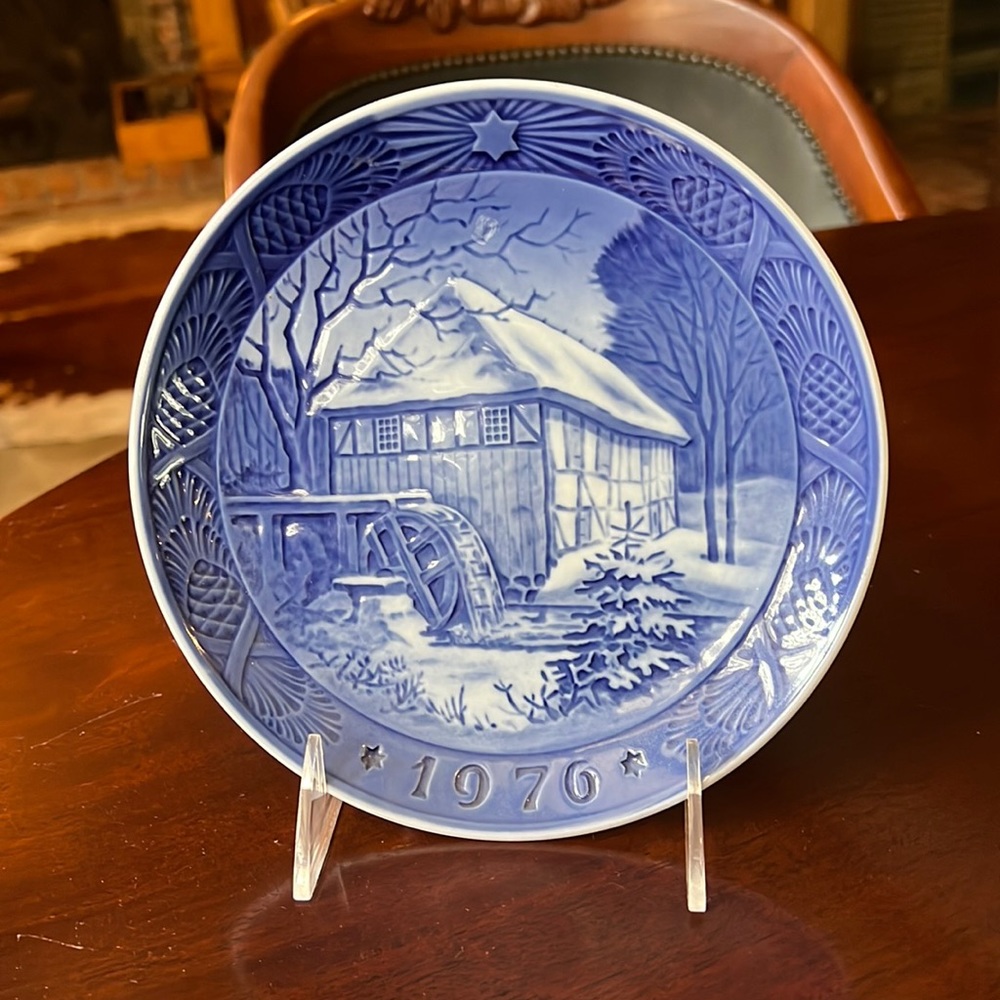 Royal Copenhagen Blue & White Annual Christmas Plate - 1976